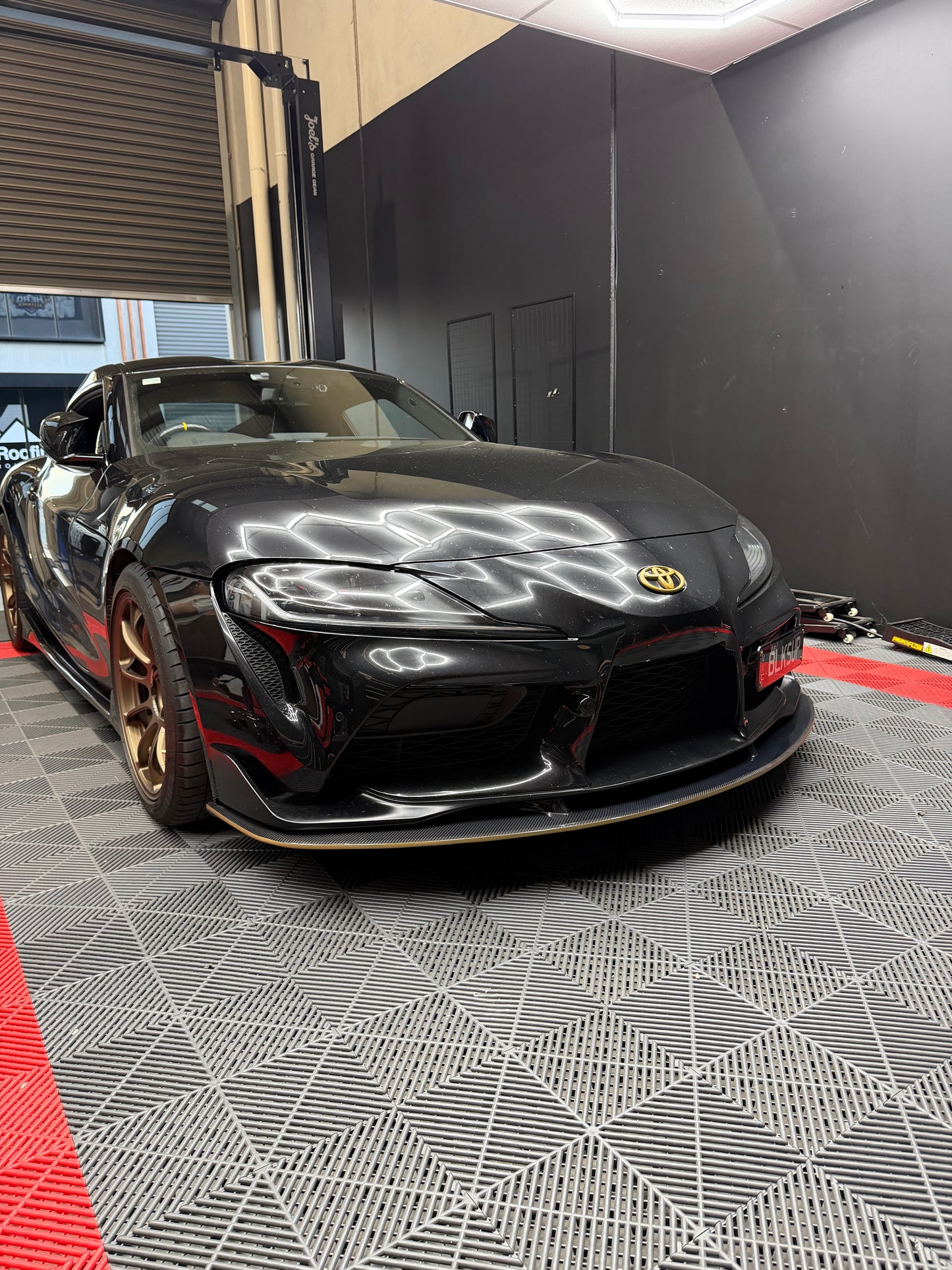 GRスープラ用アーティザンスタイルカーボンファイバーフロントリップ